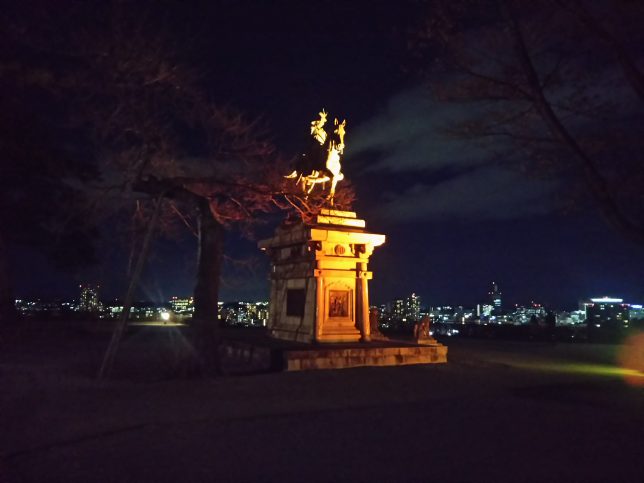 仙台の夜景を見下ろす政宗